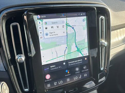 Certified 2025 Volvo XC40 B5 Plus AWD/4WD image 18