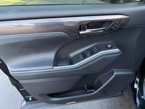 Used 2021 Toyota Highlander Limited image 11