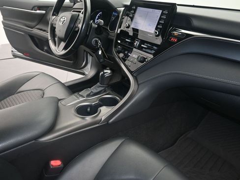 Used 2022 Toyota Camry SE FWD image 11