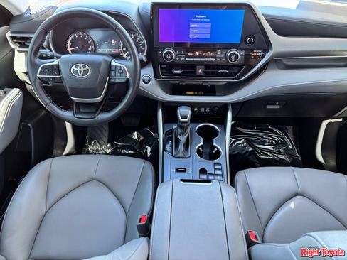 Certified 2025 Toyota Highlander XLE FWD image 16