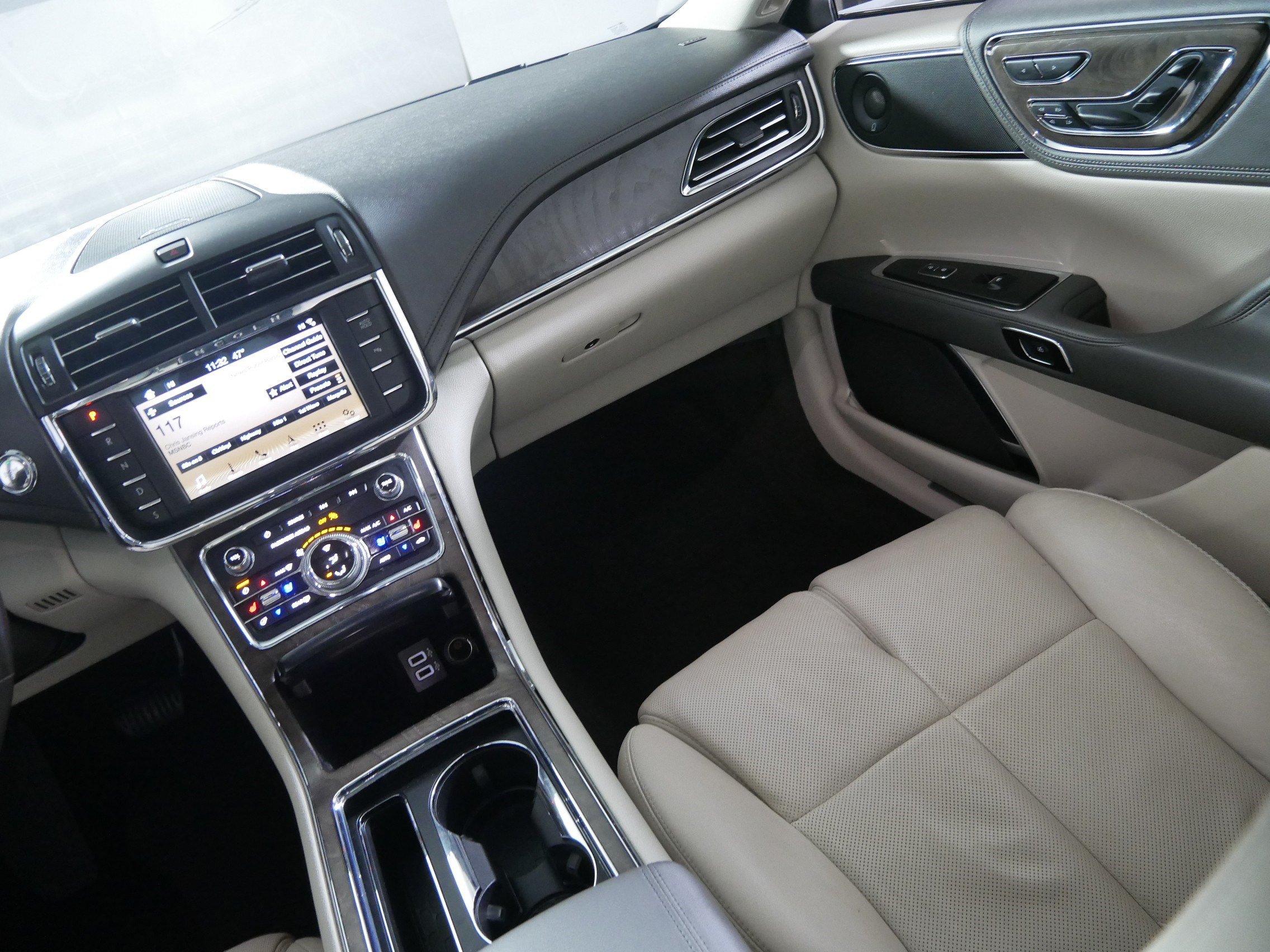 Used 2018 Lincoln Continental Reserve w/ Continental Climate Package AWD/4WD image 11