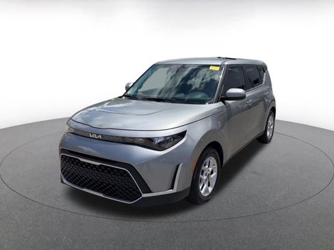 Used 2025 Kia Soul LX w/ LX Technology Package FWD image 4