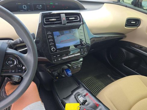 Used 2022 Toyota Prius LE FWD image 5