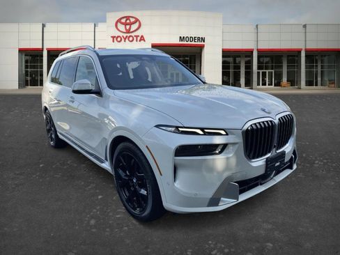 Used 2025 BMW X7 xDrive40i AWD/4WD image 3