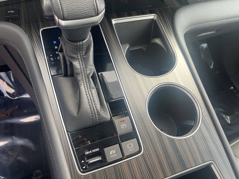 Used 2021 Toyota Sienna Limited image 30