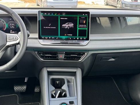 Used 2025 Volkswagen Tiguan SE image 14