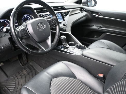 Used 2020 Toyota Camry SE FWD image 2