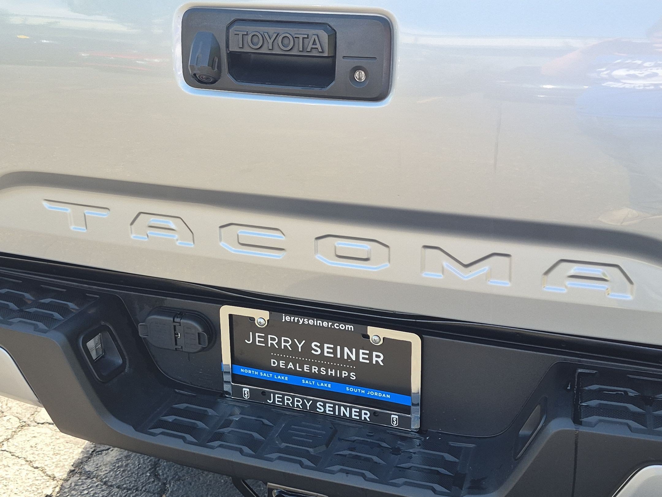 Used 2022 Toyota Tacoma SR5 w/ Technology Package AWD/4WD image 14