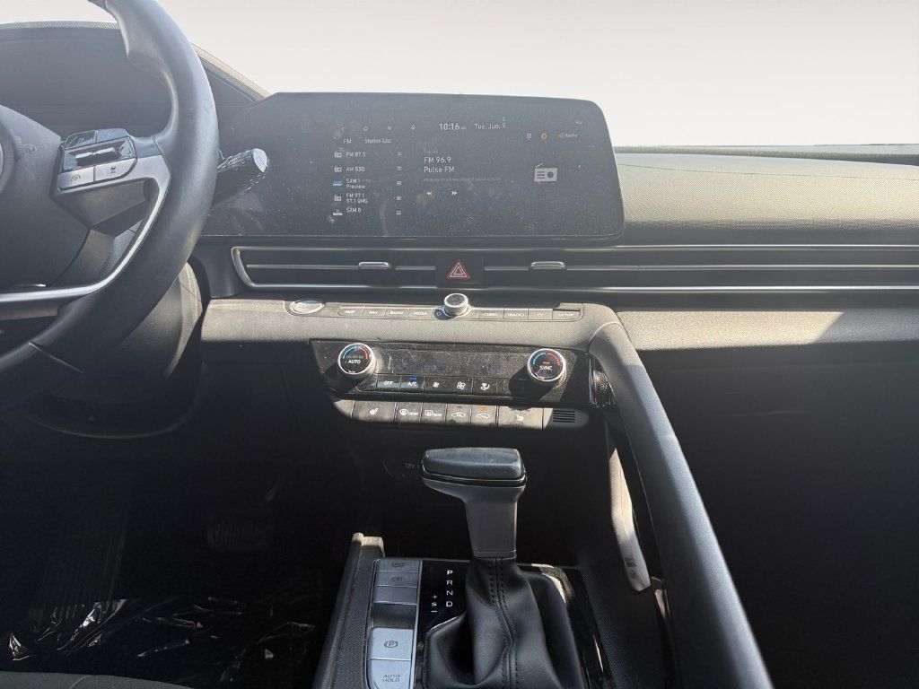 Used 2023 Hyundai Elantra SEL w/ Convenience Package FWD image 11