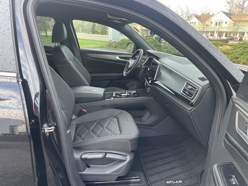 Used 2025 Volkswagen Atlas Cross Sport SE w/ Black Wheel Package image 10