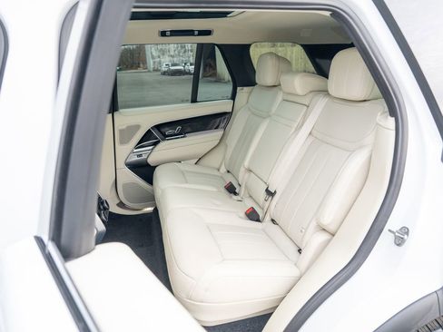 Used 2025 Land Rover Range Rover SE image 36
