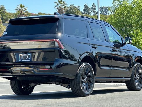 New 2026 Lincoln Navigator Reserve AWD/4WD image 3