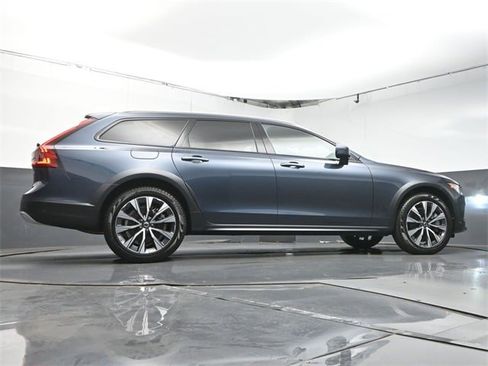 Certified 2025 Volvo V90 B6 Cross Country Plus image 40