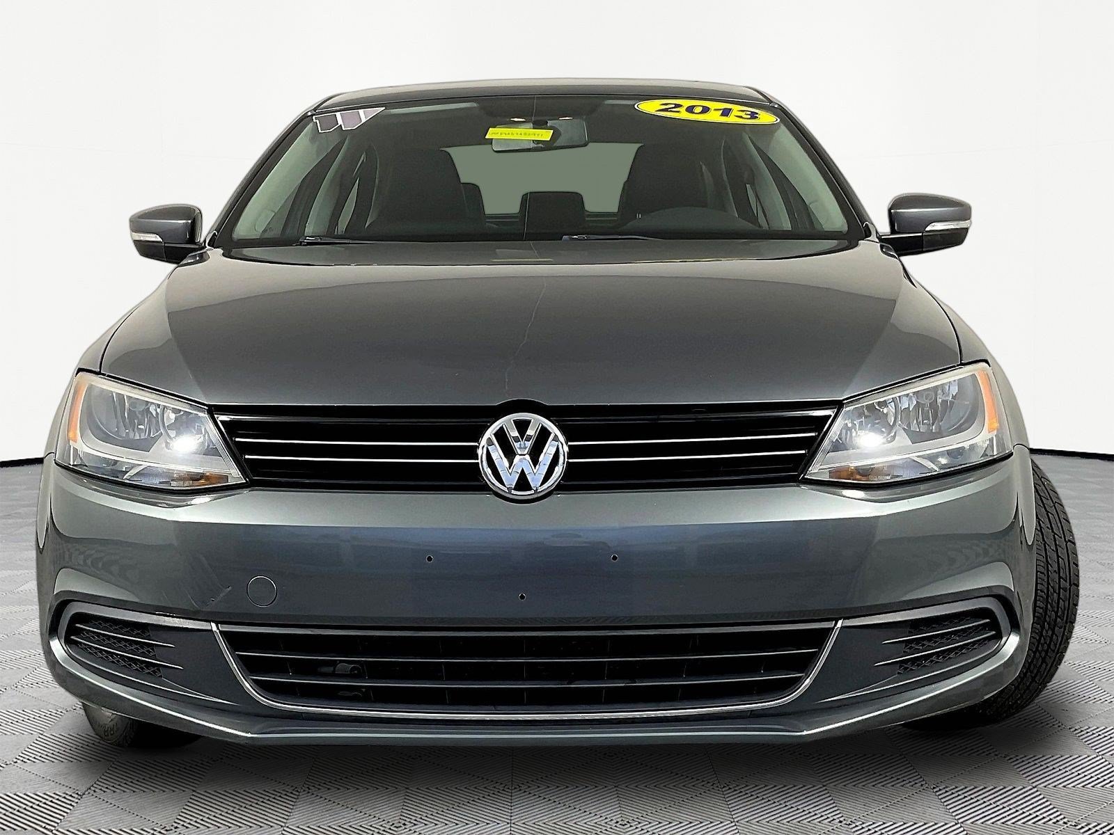 Used 2013 Volkswagen Jetta SE FWD image 2