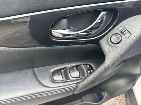 Used 2017 Nissan Rogue SV FWD image 16