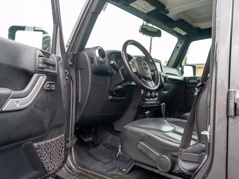 Used 2017 Jeep Wrangler Unlimited Sahara w/ Connectivity Group AWD/4WD image 13