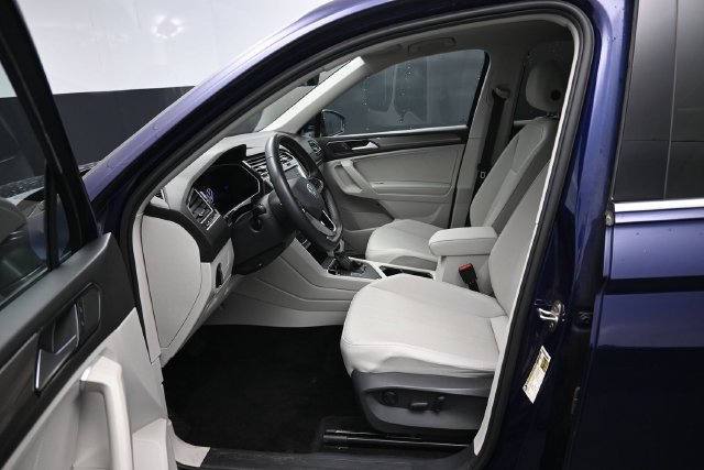 Used 2023 Volkswagen Tiguan SE w/ Panoramic Sunroof Package FWD image 9