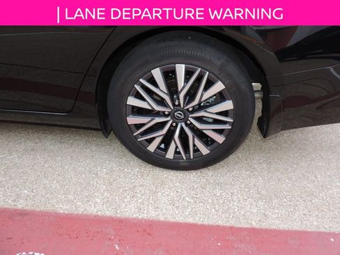 Used 2024 Nissan Altima 2.5 SV w/ SV Premium Package image 16