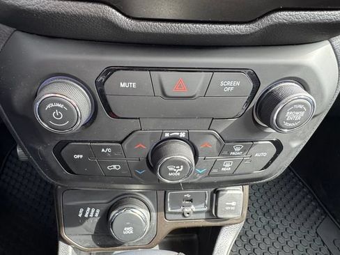 Used 2019 Jeep Renegade Latitude w/ Cold Weather Group AWD/4WD image 46