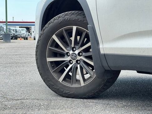 Used 2019 Toyota Highlander XLE AWD/4WD image 12