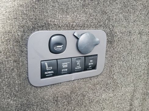 Used 2019 Lincoln MKT AWD image 26