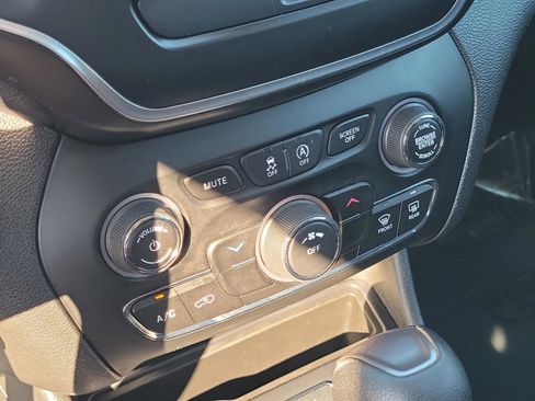 Used 2019 Jeep Cherokee Latitude w/ Popular Appearance Group image 23