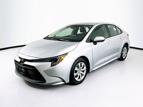 Used 2025 Toyota Corolla LE image 3