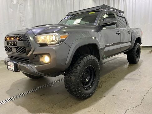 Used 2018 Toyota Tacoma TRD Sport w/ Technology Package image 25