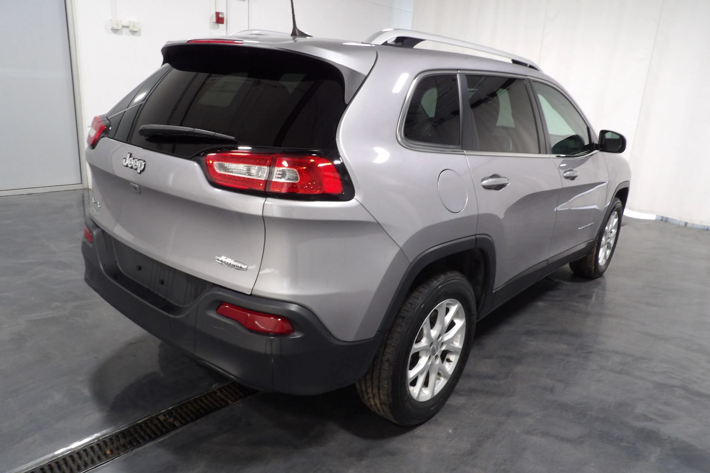 Used 2018 Jeep Cherokee Latitude Plus w/ Cold Weather Group AWD/4WD image 4