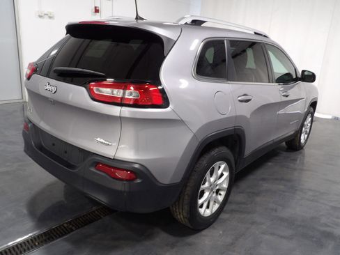 Used 2018 Jeep Cherokee Latitude Plus w/ Cold Weather Group AWD/4WD image 4