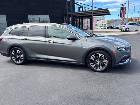 Used 2018 Buick Regal Essence w/ Driver Confidence Package #1 AWD/4WD image 3