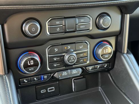 Used 2023 Chevrolet Suburban High Country image 11