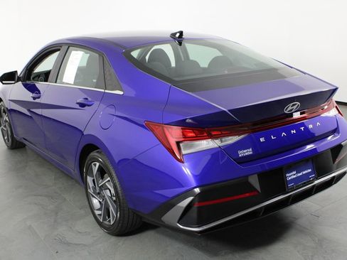 Certified 2025 Hyundai Elantra SEL image 4