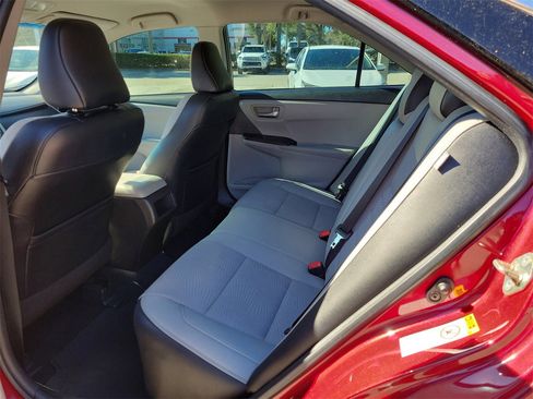Used 2017 Toyota Camry SE image 10