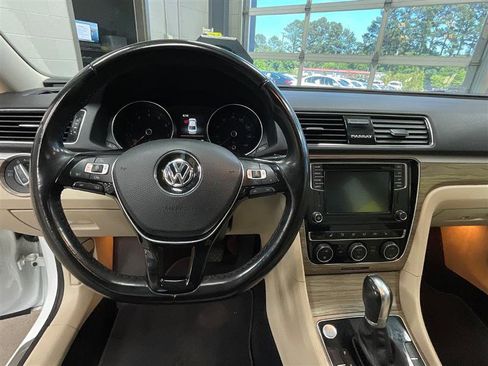 Used 2018 Volkswagen Passat 2.0T SE FWD image 15