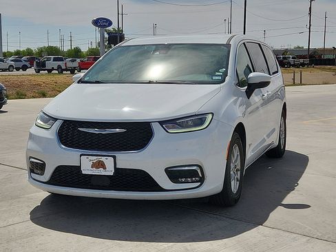 Used 2023 Chrysler Pacifica Touring-L FWD image 1