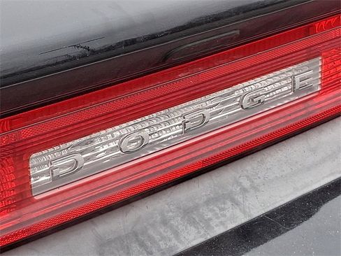 Used 2014 Dodge Challenger SXT image 31