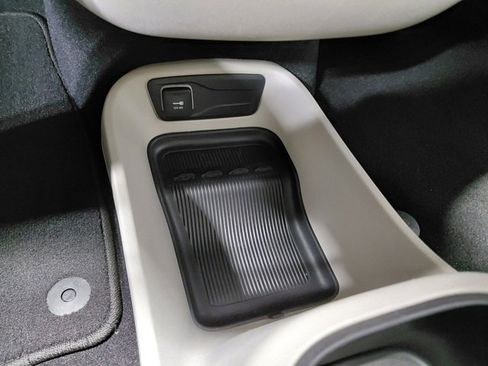 Used 2024 Chrysler Pacifica Touring-L image 32