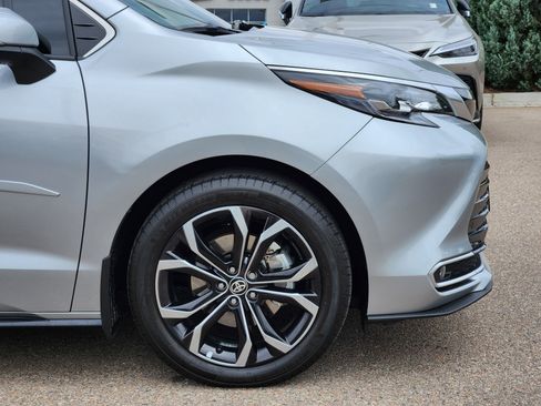 Used 2025 Toyota Sienna Platinum FWD image 7