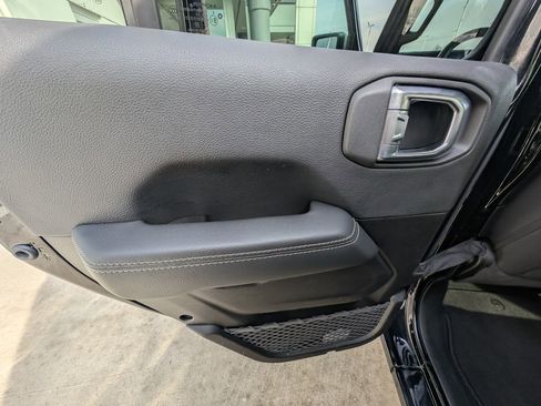 Used 2023 Jeep Wrangler Sahara image 40