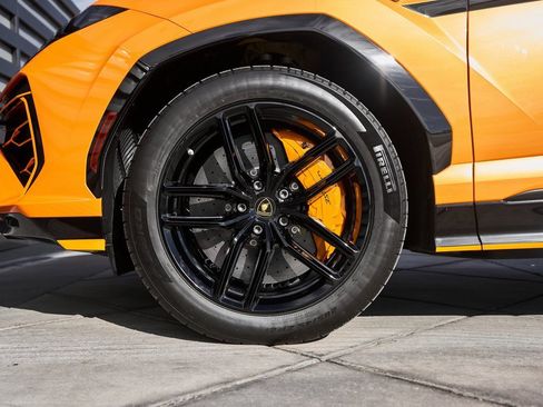 Used 2025 Lamborghini Urus SE image 3