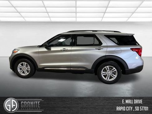 Used 2024 Ford Explorer XLT AWD/4WD image 3