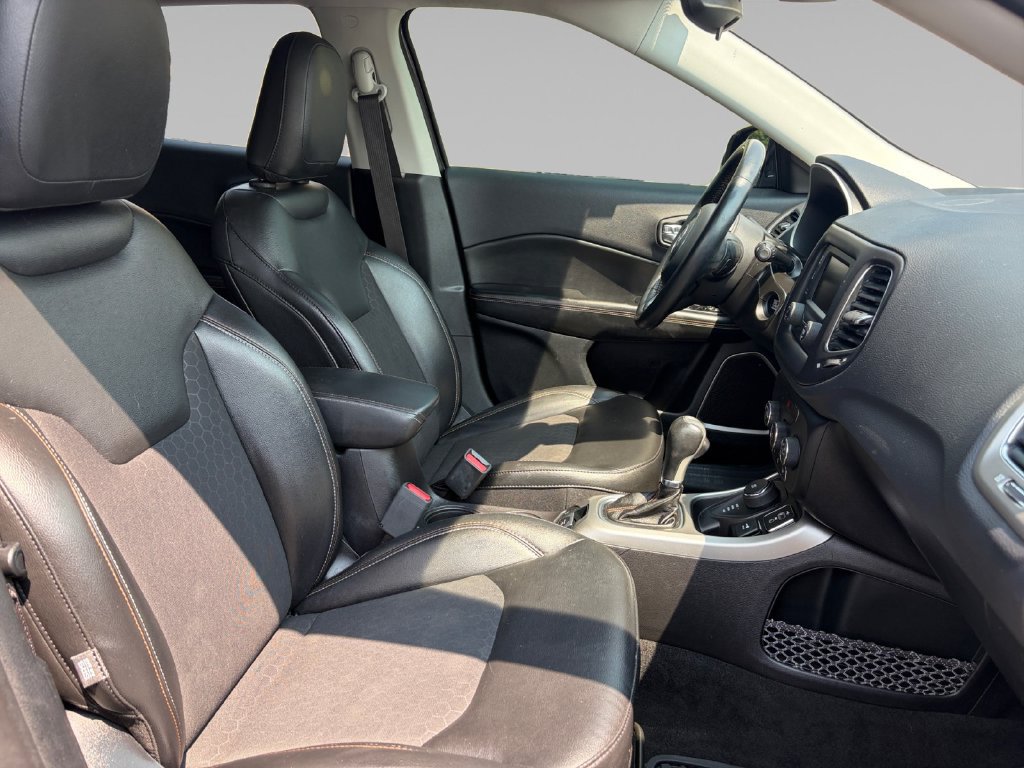 Used 2018 Jeep Compass Latitude w/ Cold Weather Group AWD/4WD image 17