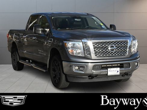 Used 2018 Nissan Titan SV w/ SV Convenience Package image 3