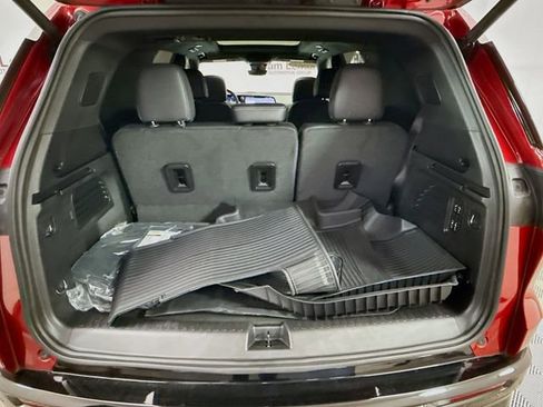 Used 2025 Chevrolet Traverse High Country image 30