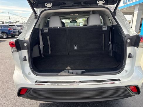 Used 2022 Toyota Highlander XLE FWD image 26