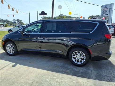 Used 2022 Chrysler Voyager LX FWD image 5