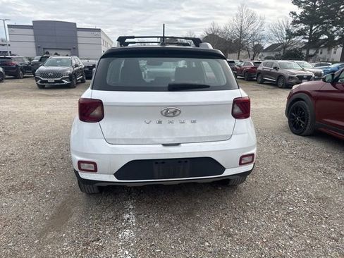 Used 2023 Hyundai Venue Limited image 8