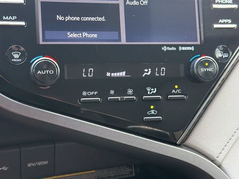 Used 2020 Toyota Camry XLE FWD image 19