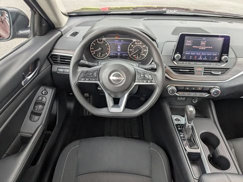 Used 2025 Nissan Altima 2.5 SV FWD image 15